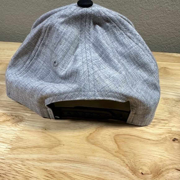TravisMathew Men's Windward Snapback Golf Hat Flexfit One Size Gray Black - Picture 3 of 6